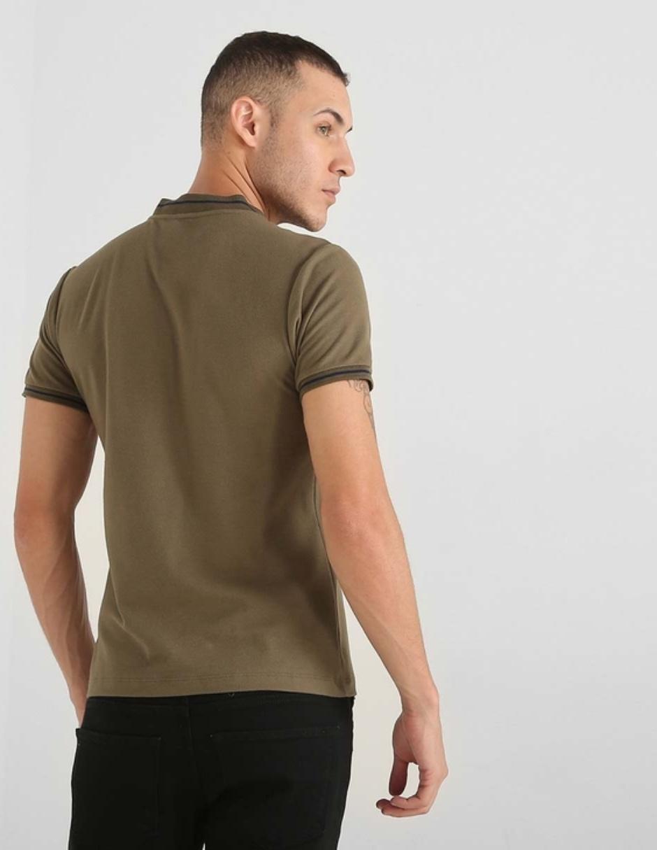 Playera Contempo cuello henley para hombre