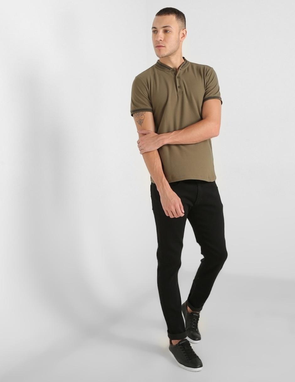 Playera Contempo cuello henley para hombre