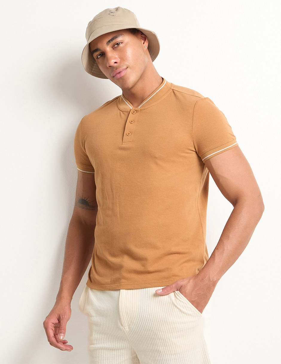 Playera cuello henley para hombre