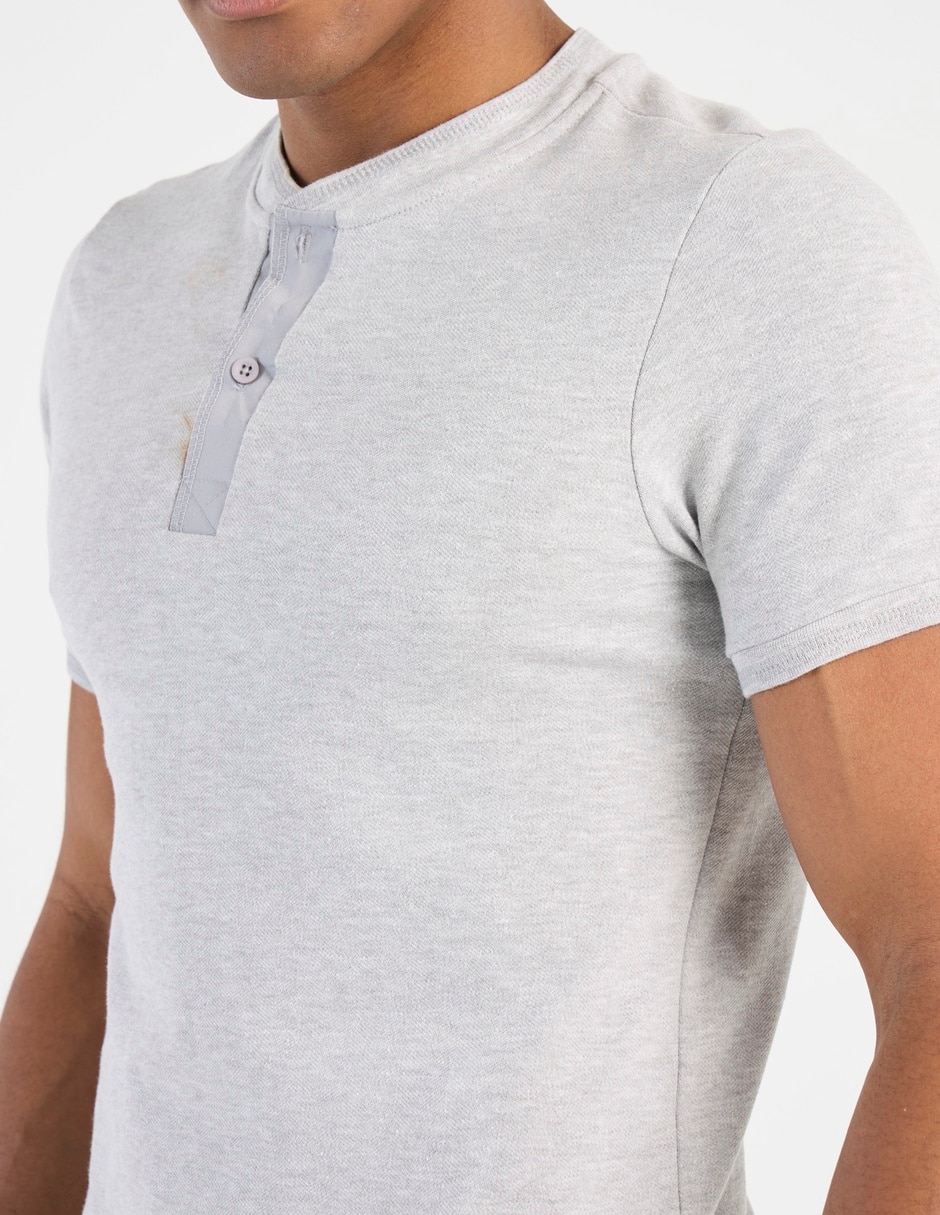 Playera cuello henley para hombre 4
