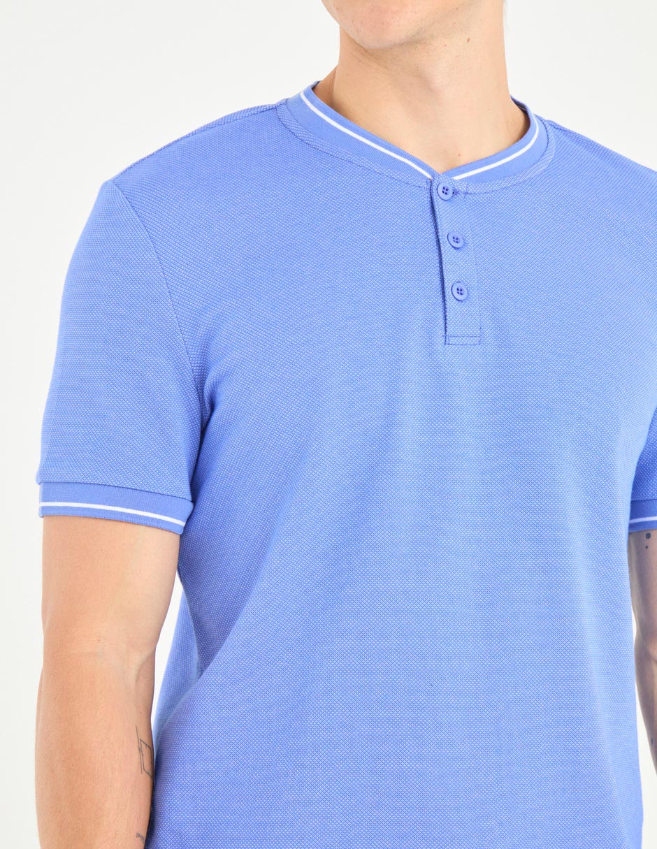 Playera Contempo cuello henley para hombre