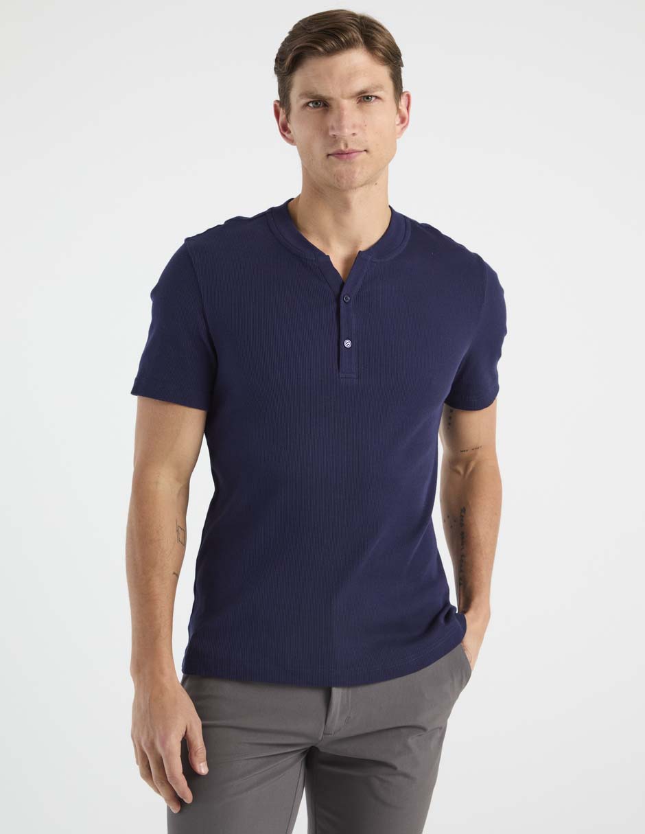 Playera cuello henley para hombre