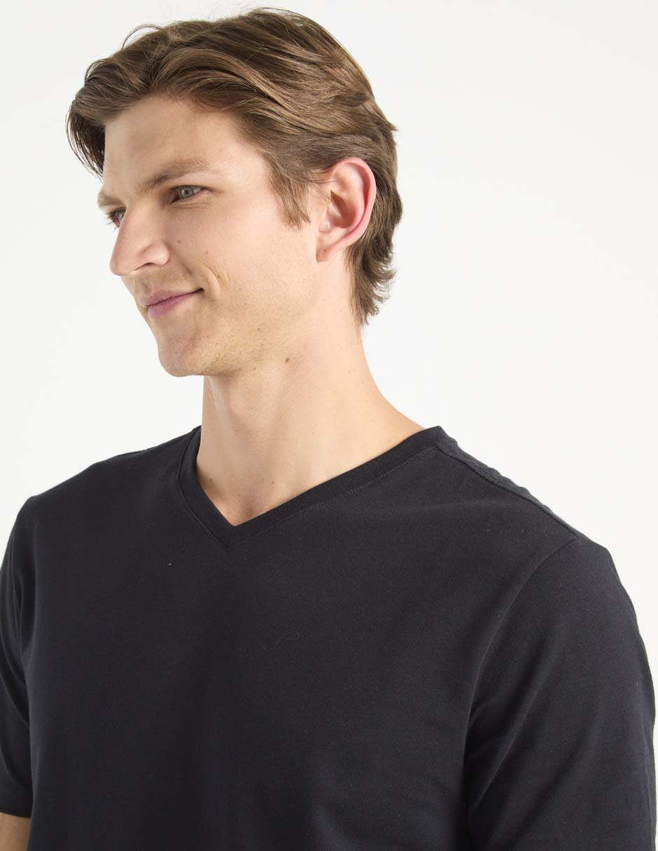 Playera cuello V para hombre 4