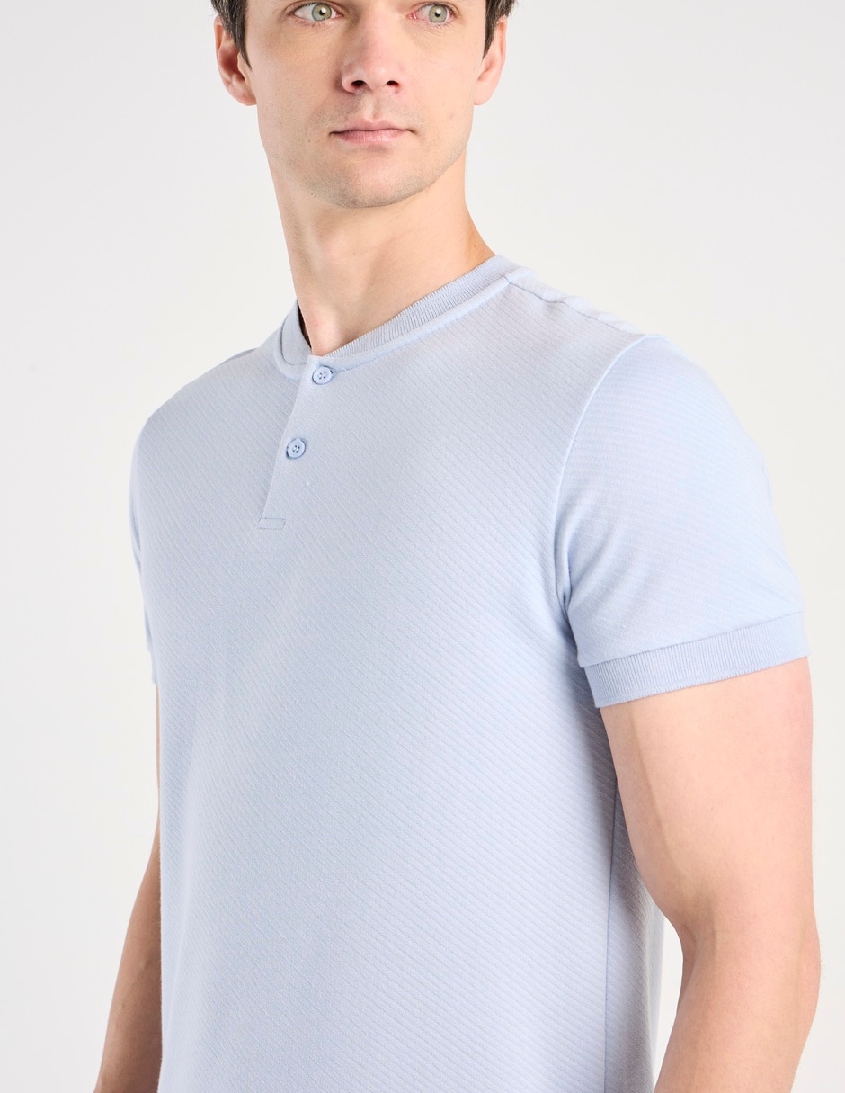 Playera cuello henley para hombre 5
